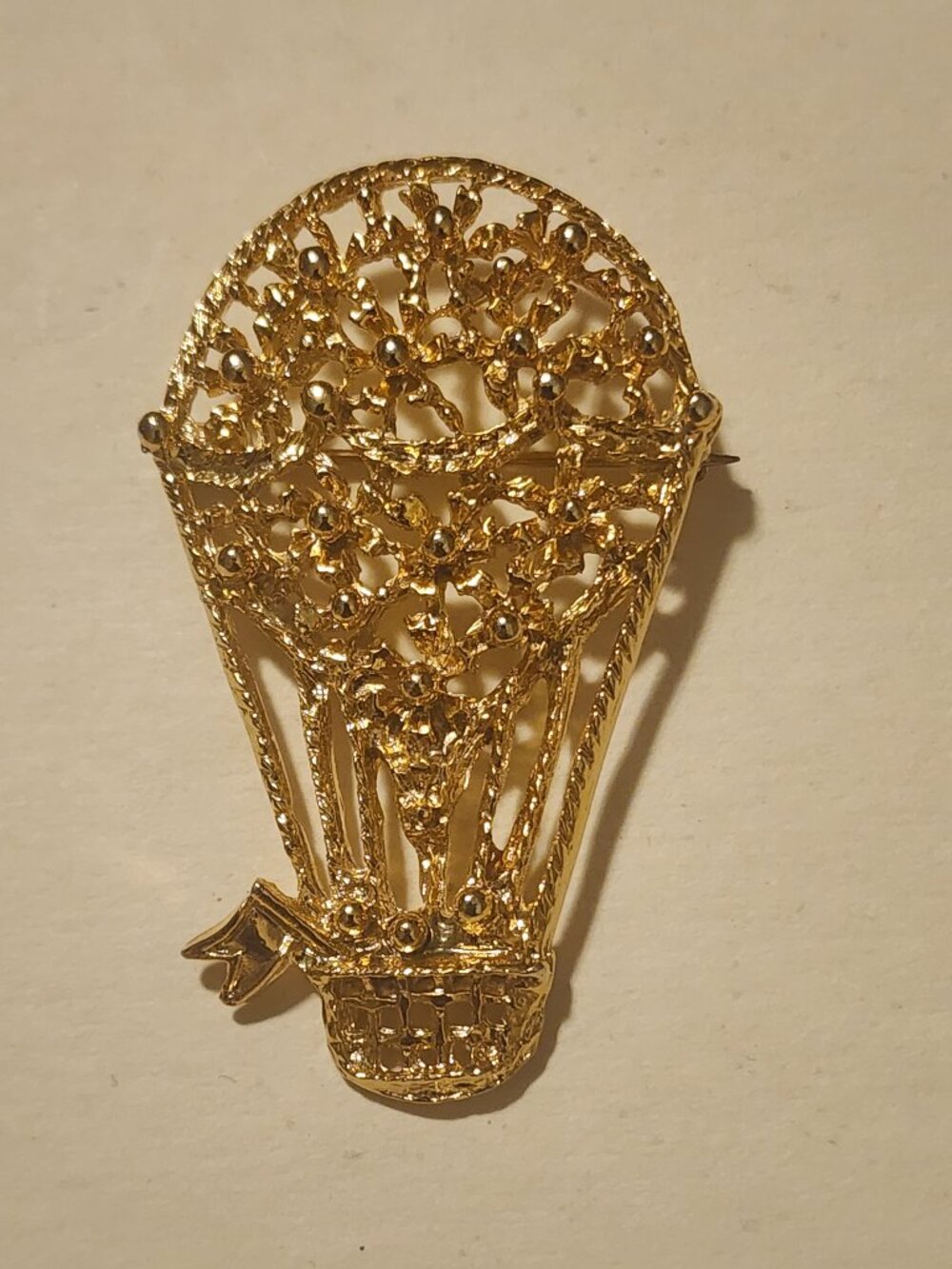 Vintage Hot Air Balloon Gold tone Filigree Brooch, Excellent Condition